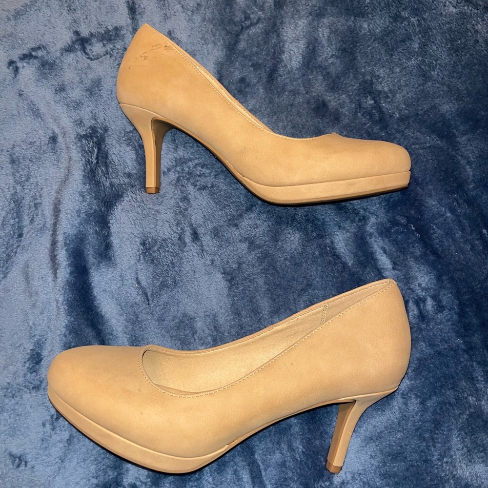 Nude Women’s heels. 1.5 inch heel. Velvet finish.